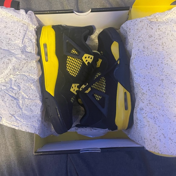 Jordan 4s black and yellow thunders size 6 - Picture 6 of 6